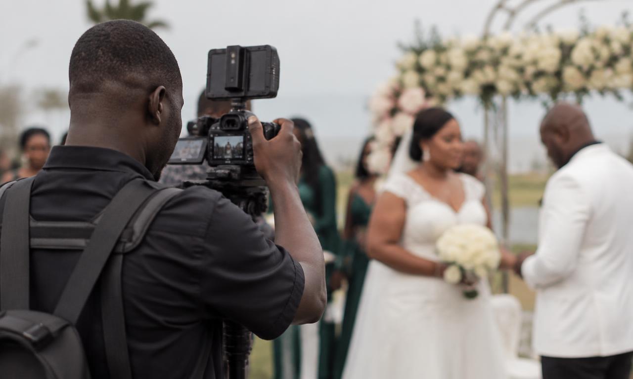 Photographe et vidéaste professionnels couvrant une cérémonie