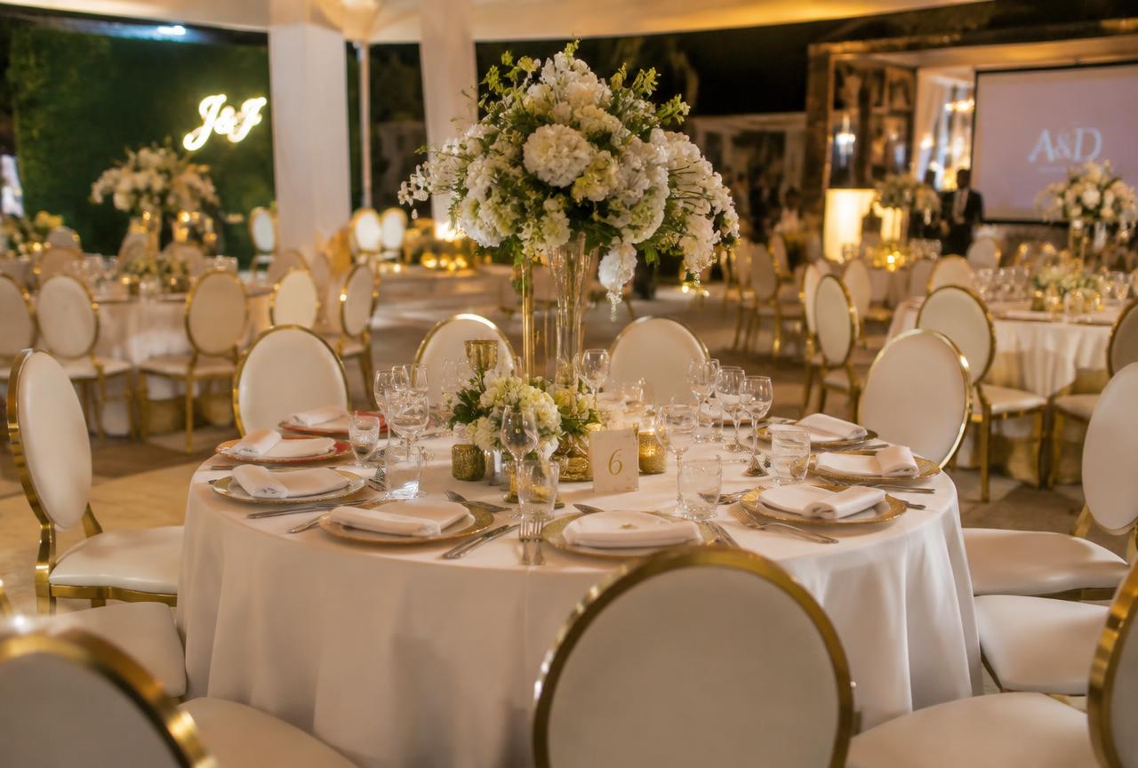 Salle de réception décorée pour une cérémonie organisée par AM EVENTS